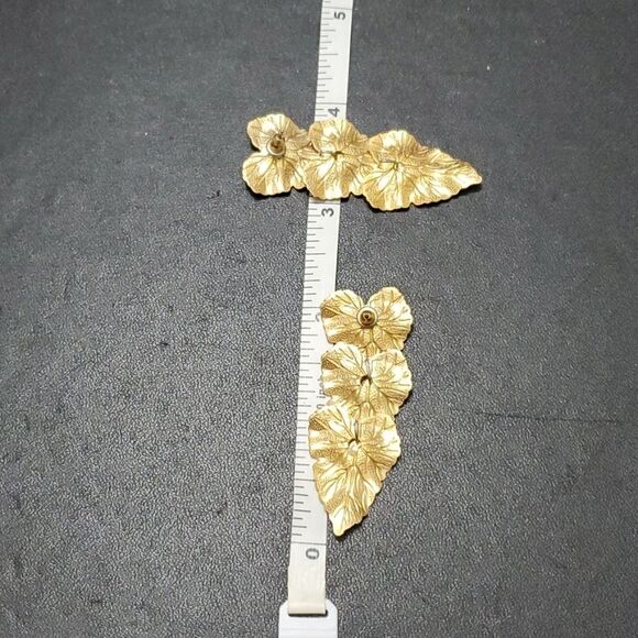 Gold tone leaf earrings - Picture 6 of 6